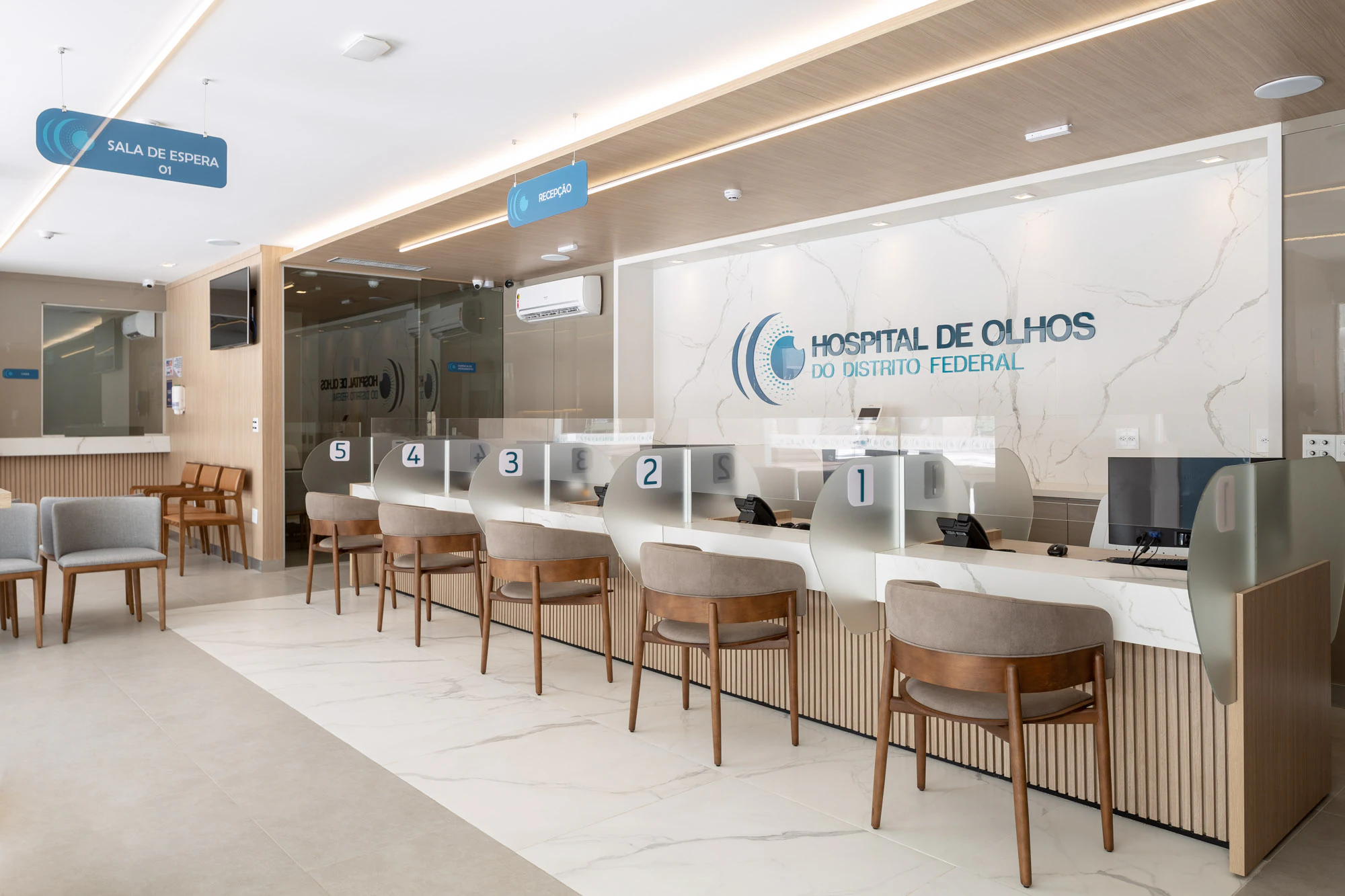 Recepcao principal do HODF com balcoes de atendimento e logotipo do hospital